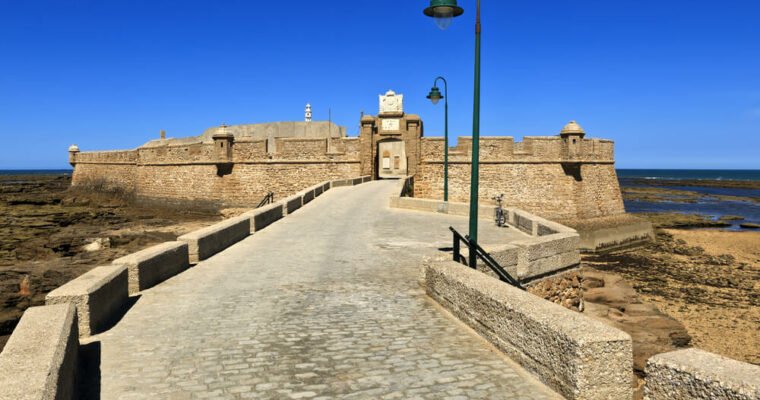 Descubre la historia y la belleza del Castillo de San Sebastián en Cádiz