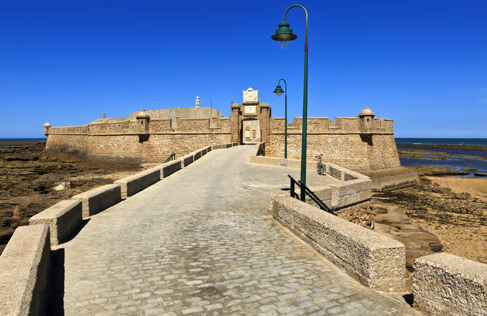 Descubre la historia y la belleza del Castillo de San Sebastián en Cádiz