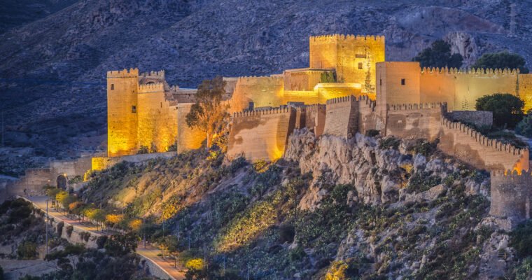 Descubre la magia de la Alcazaba de Almería: Impresionante fortaleza con vistas panorámicas del Mediterráneo.