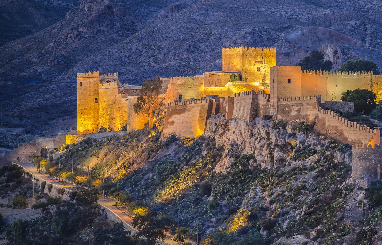 Descubre la magia de la Alcazaba de Almería: Impresionante fortaleza con vistas panorámicas del Mediterráneo.