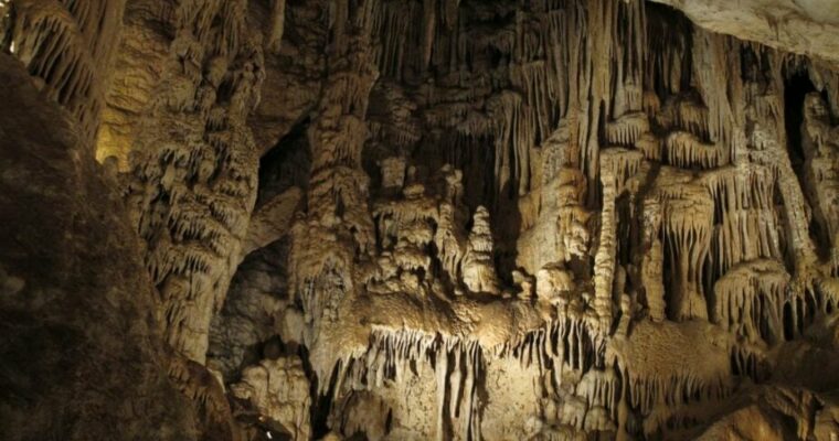 Descubre la belleza natural de Zuheros y su impresionante Cueva de los Murciélagos en Córdoba